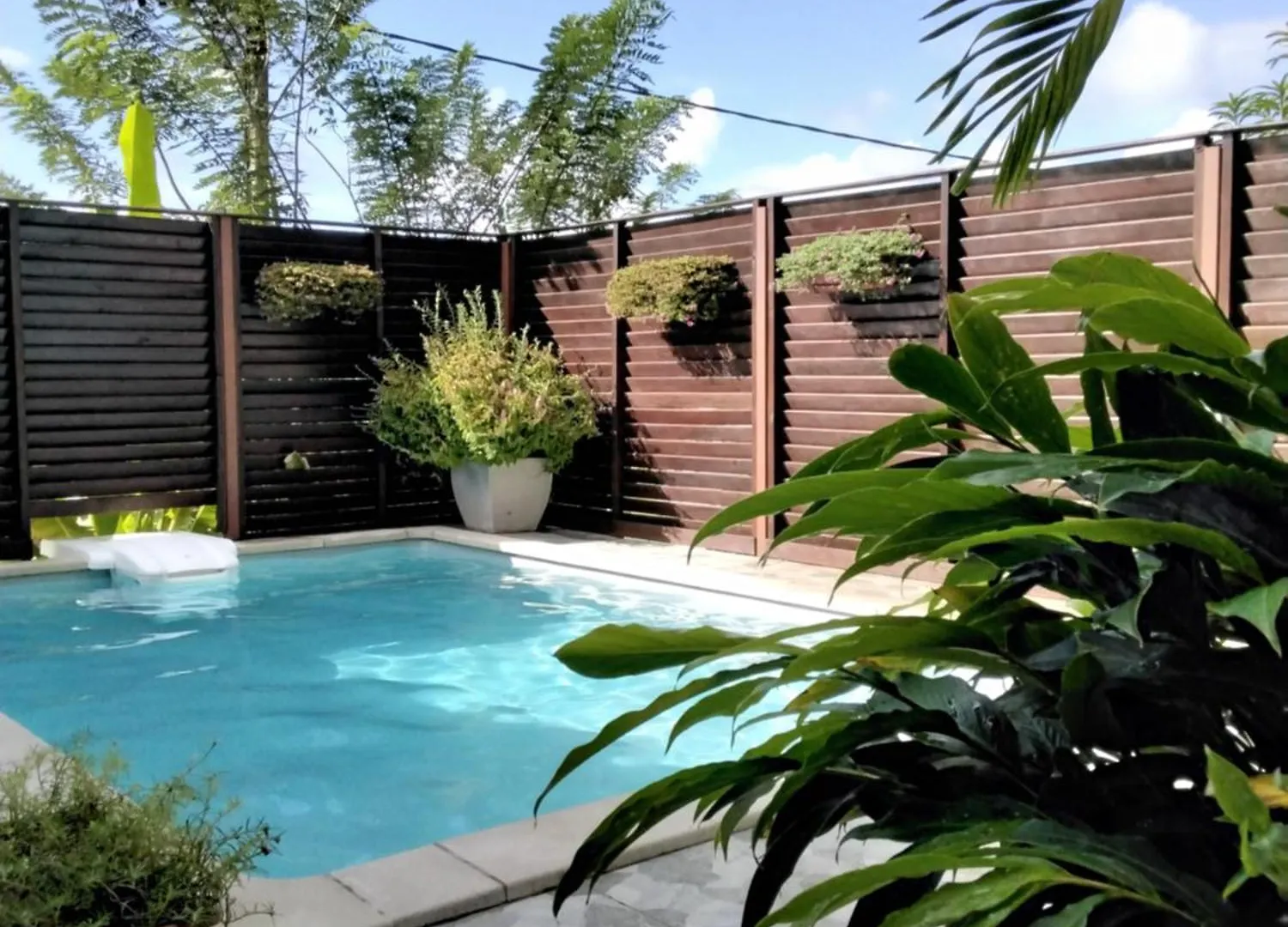 Grand T2 Avec Piscine Privative contacts